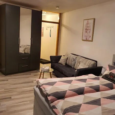 Schoenes Modernes In Der Naehe Vom Bahnhof *